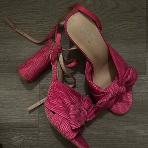 NEVER WORN pink heels with bow